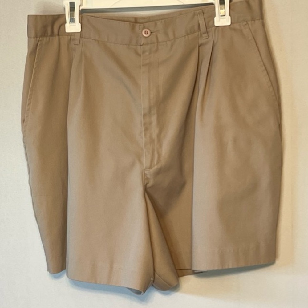 UTY Apparel Women's Sz 20 Khaki Shorts Pleated Front Slash Pockets.